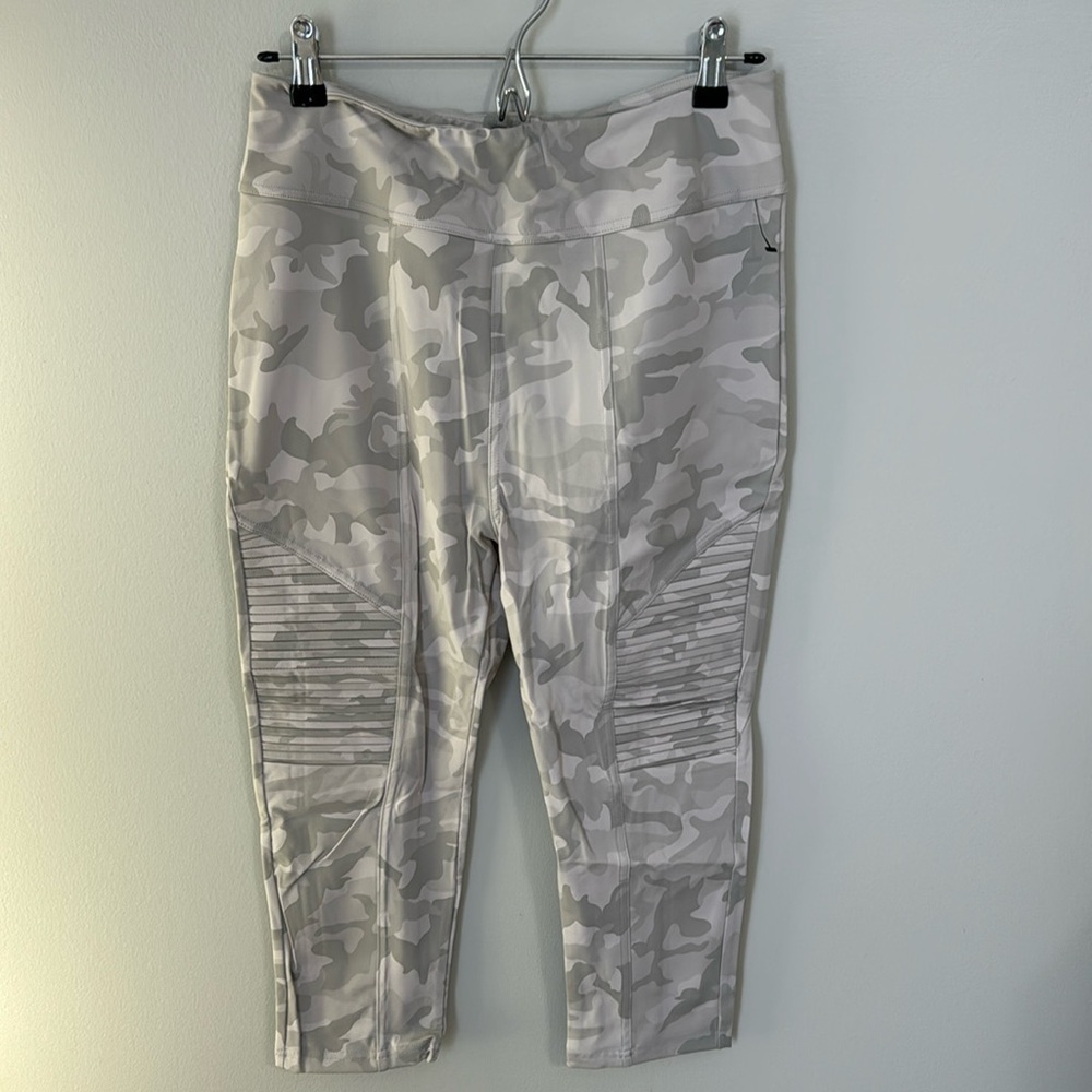 NWOT Women's Cropped Moto Camo Leggings / Size XL